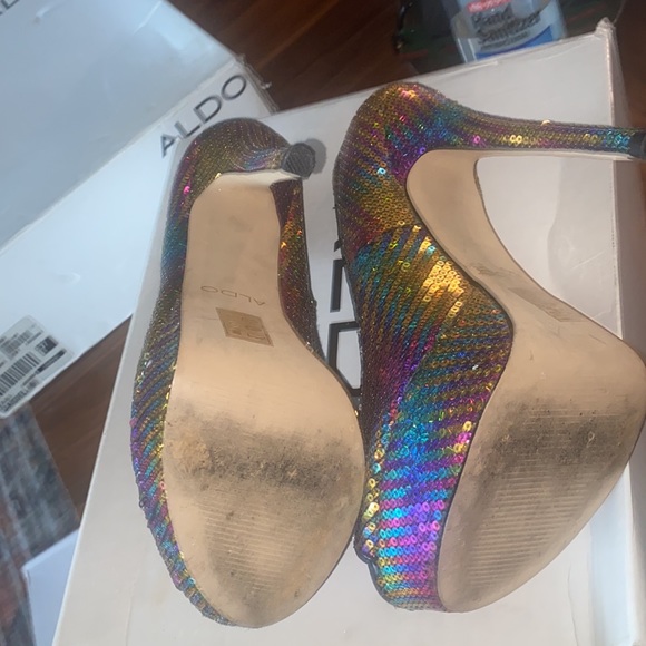 Iridescent sequence platform peep toe. - Picture 4 of 5